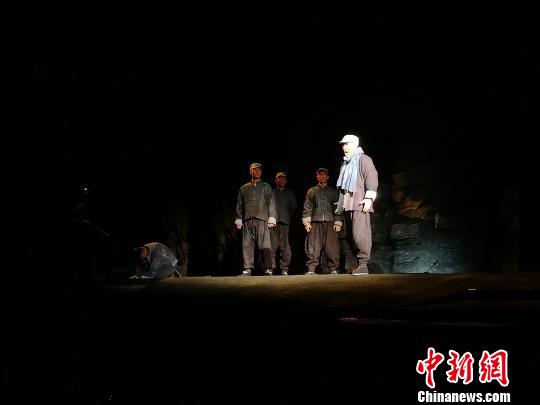 以沂蒙山革命根據(jù)地黨政軍民“水乳交融、生死與共”的革命歷史為創(chuàng)作背景的民族歌劇《沂蒙山》19日在山東濟(jì)南首演。　孫婷婷 攝