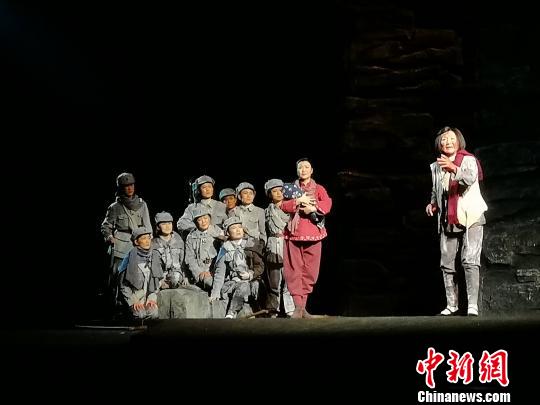 以沂蒙山革命根據(jù)地黨政軍民“水乳交融、生死與共”的革命歷史為創(chuàng)作背景的民族歌劇《沂蒙山》19日在山東濟(jì)南首演。　孫婷婷 攝