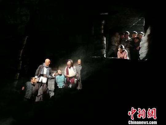 以沂蒙山革命根據(jù)地黨政軍民“水乳交融、生死與共”的革命歷史為創(chuàng)作背景的民族歌劇《沂蒙山》19日在山東濟(jì)南首演�！O婷婷 攝