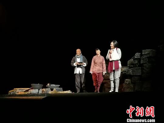 以沂蒙山革命根據(jù)地黨政軍民“水乳交融、生死與共”的革命歷史為創(chuàng)作背景的民族歌劇《沂蒙山》19日在山東濟(jì)南首演�！O婷婷 攝