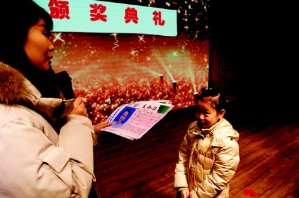 濟(jì)南市緯二路小學(xué):給一年級學(xué)生頒發(fā)“生命獎”_濟(jì)南演出設(shè)備租賃公司